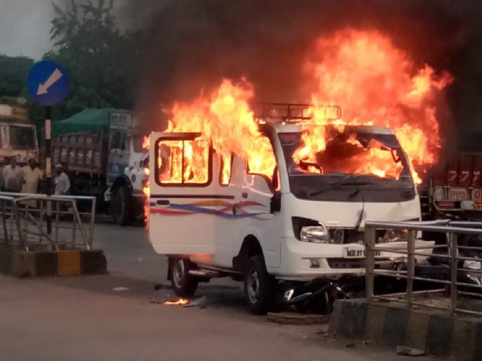 Yavatmal: tempo hits student, driver ran; angry mob set the vehicle on fire | प्रवासी टेम्पोची विद्यार्थिनीला धडक, चालक फरार; संतप्त जमावाने वाहन पेटवले