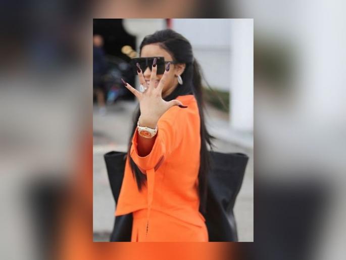 American Rapper cardi B desperately asks fans to return her wig after she throws it into crowd during gig | हेच पाहणं बाकी होत.. परफॉर्मन्सदरम्यान या सेलिब्रेटीनं चाहत्यांमध्ये फेकला विग, आता म्हणतेय द्या परत American Rapper cardi B desperately asks fans to return her wig after she throws it into crowd during gig | हेच पाहणं बाकी होत.. परफॉर्मन्सदरम्यान या सेलिब्रेटीनं चाहत्यांमध्ये फेकला विग, आता म्हणतेय द्या परत