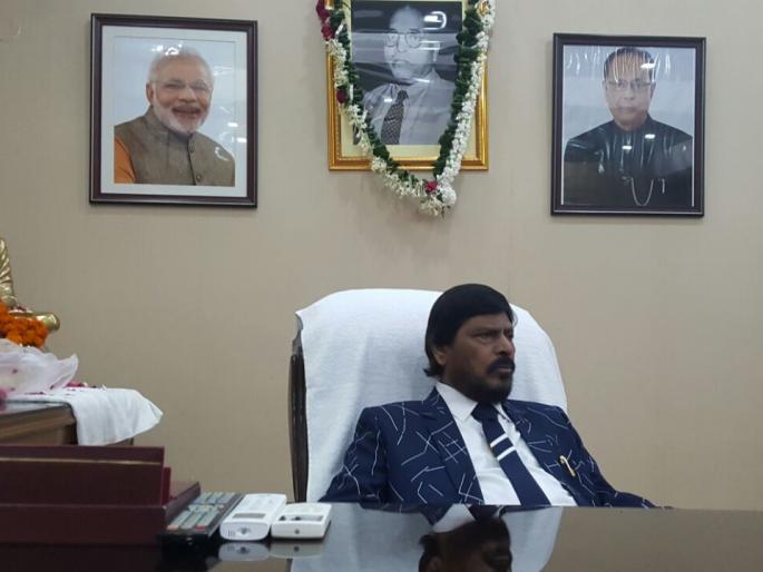 Shiv Sena is doing Marathi politics, remembering the role of women, says ramdas athavale | शिवसेना मराठीचं राजकारण करतेय, शोभाताईंच्या भूमिकेला आठवलेंचा विरोध Shiv Sena is doing Marathi politics, remembering the role of women, says ramdas athavale | शिवसेना मराठीचं राजकारण करतेय, शोभाताईंच्या भूमिकेला आठवलेंचा विरोध