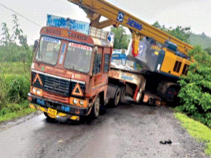 State highway closed due to trailer rolling on the road | ट्रेलर रस्त्यात रुतल्याने राज्यमार्ग बंद, कर चुकविण्यासाठी करतात या रस्त्याचा वापर State highway closed due to trailer rolling on the road | ट्रेलर रस्त्यात रुतल्याने राज्यमार्ग बंद, कर चुकविण्यासाठी करतात या रस्त्याचा वापर