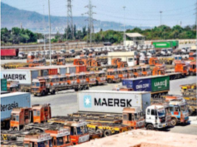 Exporters' financial loss: 2,000 containers of bananas, grapes, onions still stuck at JNPA | निर्यातदारांचे आर्थिक नुकसान : जेएनपीएत केळी, द्राक्षे, कांद्याचे अद्यापही २,००० कंटेनर अडकलेच Exporters' financial loss: 2,000 containers of bananas, grapes, onions still stuck at JNPA | निर्यातदारांचे आर्थिक नुकसान : जेएनपीएत केळी, द्राक्षे, कांद्याचे अद्यापही २,००० कंटेनर अडकलेच