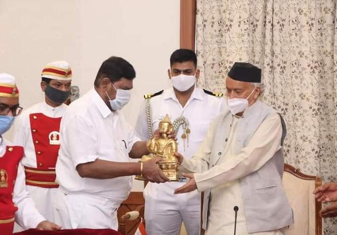 At Ramdas Athavale Raj Bhavan, a statue of Gautam Buddha was presented to the Governor | रामदास आठवले राजभवनात, राज्यपालांना गौतम बुद्धांची मूर्ती भेट At Ramdas Athavale Raj Bhavan, a statue of Gautam Buddha was presented to the Governor | रामदास आठवले राजभवनात, राज्यपालांना गौतम बुद्धांची मूर्ती भेट