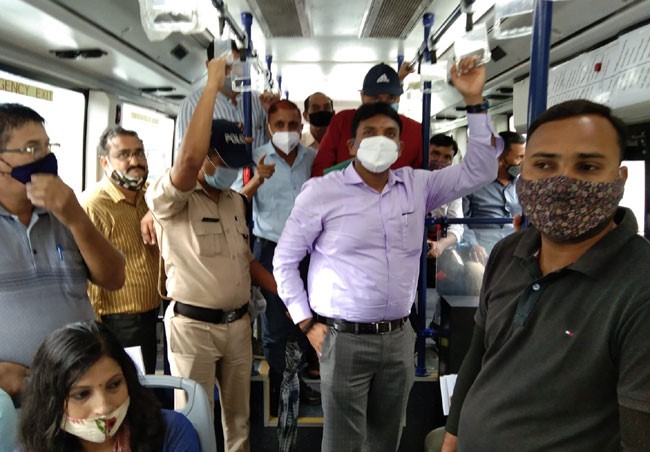 The collector to stand in the bus and travel in deharadun district | देधडक-बेधडक... जिल्हाधिकाऱ्यांचा बसमध्ये उभे राहून प्रवास अन् सगळचे अवाक् The collector to stand in the bus and travel in deharadun district | देधडक-बेधडक... जिल्हाधिकाऱ्यांचा बसमध्ये उभे राहून प्रवास अन् सगळचे अवाक्