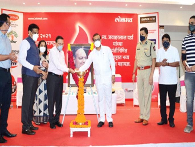 Maharashtra rushed to the aid of patients: Blood donation of 5,000 lakhs on the first day itself | रूग्णांच्या मदतीला महाराष्ट्र धावला : पहिल्याच दिवशी ५ हजार लाेकांचे रक्तदान Maharashtra rushed to the aid of patients: Blood donation of 5,000 lakhs on the first day itself | रूग्णांच्या मदतीला महाराष्ट्र धावला : पहिल्याच दिवशी ५ हजार लाेकांचे रक्तदान