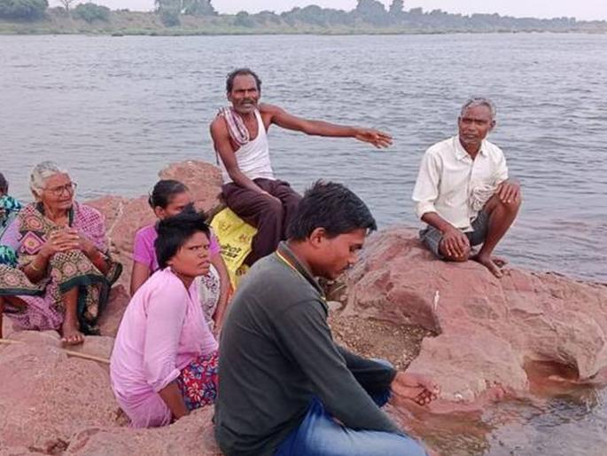 Big accident! boat turned into the river Wainganga; Six people drowned in Gadchiroli charmoshi taluka | मोठी दुर्घटना! मिरची तोडण्यासाठी जाणाऱ्या महिलांची नाव वैनगंगा नदीत उलटली; सहा जणी बुडाल्या Big accident! boat turned into the river Wainganga; Six people drowned in Gadchiroli charmoshi taluka | मोठी दुर्घटना! मिरची तोडण्यासाठी जाणाऱ्या महिलांची नाव वैनगंगा नदीत उलटली; सहा जणी बुडाल्या