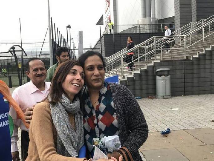 Caroline's mother waiting for Sindhu's mother | सिंधूच्या आईच्या प्रतीक्षेत राहिली कॅरोलिनाची आई Caroline's mother waiting for Sindhu's mother | सिंधूच्या आईच्या प्रतीक्षेत राहिली कॅरोलिनाची आई