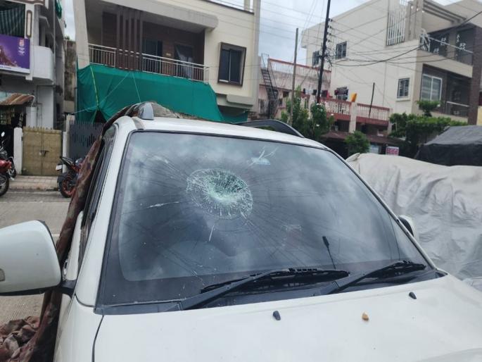 Midnight riots in Vishwakarmanagar; Expensive cars vandalized | विश्वकर्मानगरात मध्यरात्री खळ्ळखट्ट्याक; महागड्या कार्सची तोडफोड Midnight riots in Vishwakarmanagar; Expensive cars vandalized | विश्वकर्मानगरात मध्यरात्री खळ्ळखट्ट्याक; महागड्या कार्सची तोडफोड