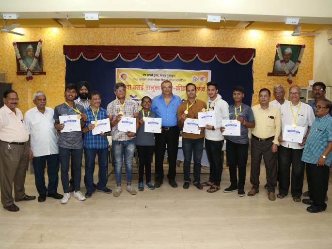 Vishwanath Devrukhkar, Hemant Palwankar won tittle in the vasai-virar Carrom Championship | कॅरम अजिंक्यपद स्पर्धेत विश्वनाथ देवरुखकर, हेमंत पालवणकर अजिंक्य