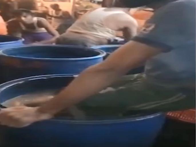 Horrible happening in dadar market; Action against vendors in the municipal market which washed out carrots by foot | दादर मंडईतील धक्कादायक प्रकार; पायाने गाजर धुणाऱ्या विक्रेत्यांवर कारवाई