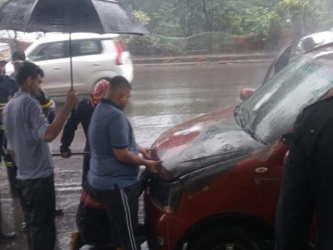 In thane Fire to a running four-wheeler; The driver managed to free himself | धावत्या चारचाकी गाडीला आग; प्रसंगावधान राखत चालकाने स्वत:ची सुटका केली In thane Fire to a running four-wheeler; The driver managed to free himself | धावत्या चारचाकी गाडीला आग; प्रसंगावधान राखत चालकाने स्वत:ची सुटका केली