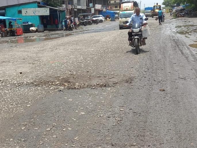 Neglecting road maintenance in Bhiwandi, the company has been collecting tolls for ten years | भिवंडीत रस्त्याच्या देखभालीकडे दुर्लक्ष, कंपनी दहा वर्षांपासून करतेय टोल वसुली Neglecting road maintenance in Bhiwandi, the company has been collecting tolls for ten years | भिवंडीत रस्त्याच्या देखभालीकडे दुर्लक्ष, कंपनी दहा वर्षांपासून करतेय टोल वसुली