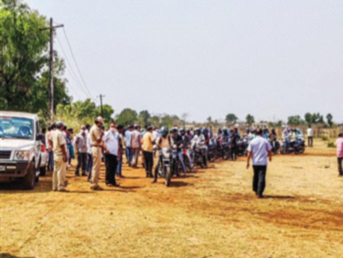 In Jawahar RTO, the citizens are trapped | जव्हार आरटीओत नागरिकांचा होतो खोेळंबा In Jawahar RTO, the citizens are trapped | जव्हार आरटीओत नागरिकांचा होतो खोेळंबा
