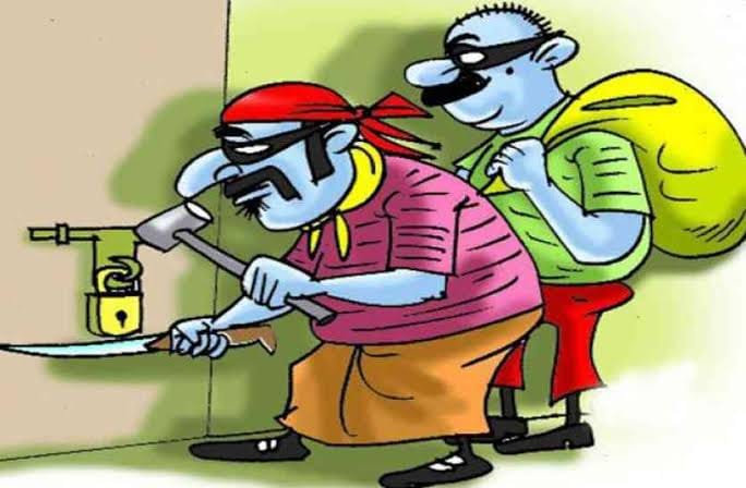 Thief arested due to woman's alert! | महिलेच्या सतर्कतेमुळे अट्टल चोरटा जेरबंद! Thief arested due to woman's alert! | महिलेच्या सतर्कतेमुळे अट्टल चोरटा जेरबंद!