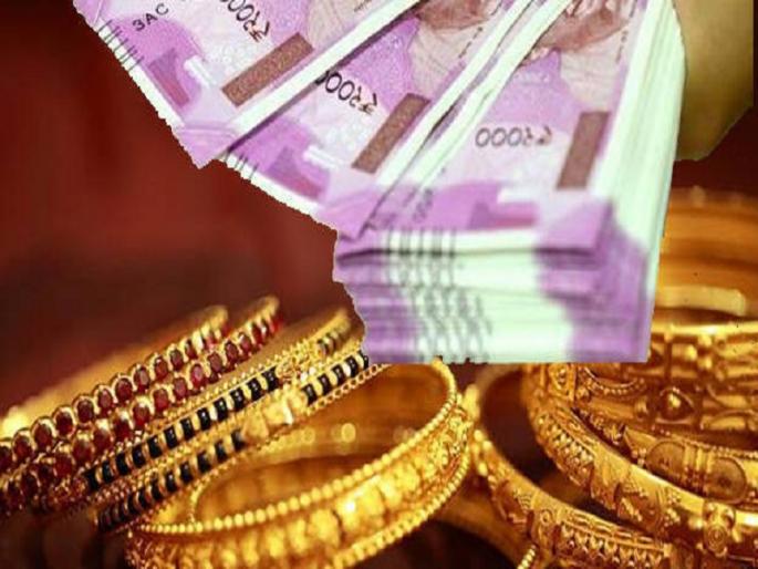 Ukada slept with the door open; Thieves broke into the house and stole gold and cash | उकाड्यामुळे दार उघडे ठेऊन झोपले; चोरट्यांनी घरात घुसून सोन्याची पोत आणि रोकड पळविली Ukada slept with the door open; Thieves broke into the house and stole gold and cash | उकाड्यामुळे दार उघडे ठेऊन झोपले; चोरट्यांनी घरात घुसून सोन्याची पोत आणि रोकड पळविली