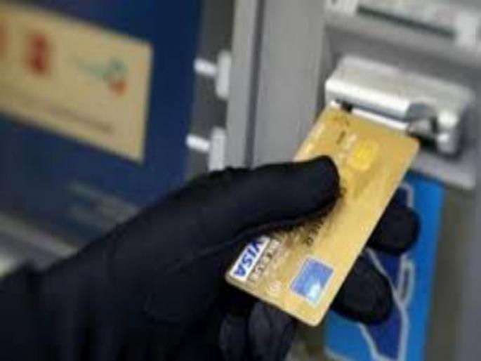 A passenger cash theft by thieves reason of lift | लिफ्ट देण्याच्या बहाण्याने प्रवाशाला लुबाडले A passenger cash theft by thieves reason of lift | लिफ्ट देण्याच्या बहाण्याने प्रवाशाला लुबाडले