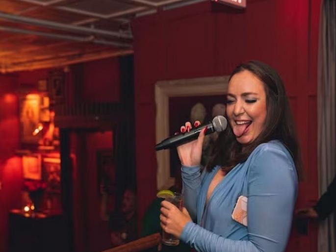 Young woman invites 65 people from dating site to her home, has a lot of fun, then... | Jara Hatke: तरुणीने डेटिंग साइटवरून ६५ जणांना घरी बोलावले, केली भरपूर मौजमस्ती, त्यानंतर... Young woman invites 65 people from dating site to her home, has a lot of fun, then... | Jara Hatke: तरुणीने डेटिंग साइटवरून ६५ जणांना घरी बोलावले, केली भरपूर मौजमस्ती, त्यानंतर...