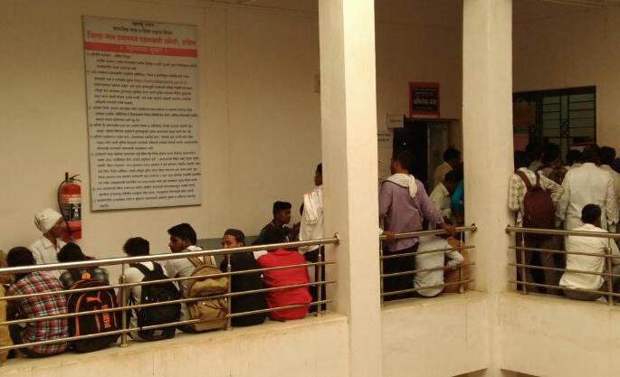 students rush caste verification office! | जात पडताळणीच्या कार्यालयावर तोबा गर्दी! students rush caste verification office! | जात पडताळणीच्या कार्यालयावर तोबा गर्दी!