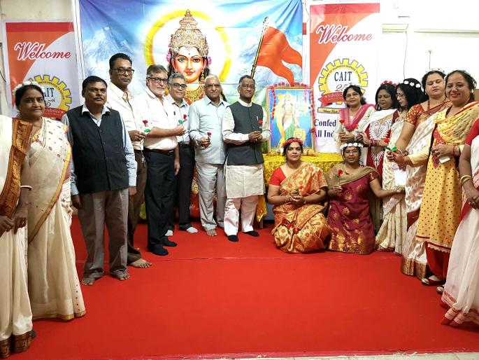 Incredible Valentine's Day celebrations by traders from Nagpur |  नागपुरात व्यापाऱ्यांतर्फे आगळावेगळा व्हॅलेंटाईन डे साजरा  Incredible Valentine's Day celebrations by traders from Nagpur |  नागपुरात व्यापाऱ्यांतर्फे आगळावेगळा व्हॅलेंटाईन डे साजरा