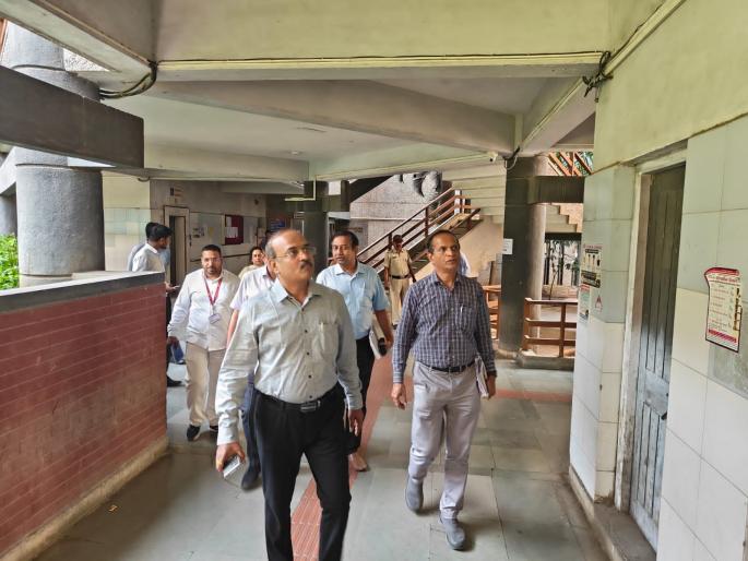 The darkness under the lights of the municipality, who will pay attention to the toilets? | महापालिकेचा दिव्याखाली अंधार; शौचालयांकडे लक्ष कोण देणार? The darkness under the lights of the municipality, who will pay attention to the toilets? | महापालिकेचा दिव्याखाली अंधार; शौचालयांकडे लक्ष कोण देणार?