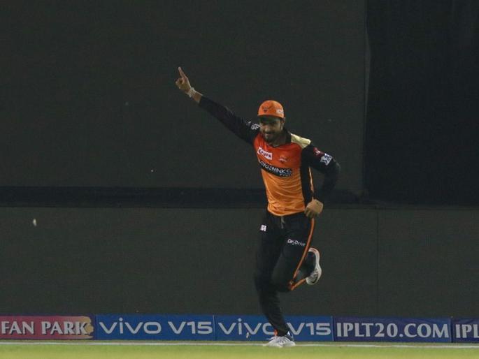 IPL 2019: watch Chris Gayle's running catch, saw this video | IPL 2019 : ख्रिस गेलची पकडलेली रनिंग कॅच तुम्ही पाहिली का, व्हिडीओ