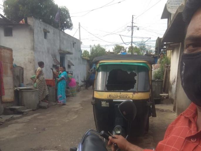Eight autorickshaws vandalized in Yavatmal | यवतमाळमध्ये आठ ऑटोरिक्षांची तोडफोड, युवकाने घातला धुडगूस Eight autorickshaws vandalized in Yavatmal | यवतमाळमध्ये आठ ऑटोरिक्षांची तोडफोड, युवकाने घातला धुडगूस