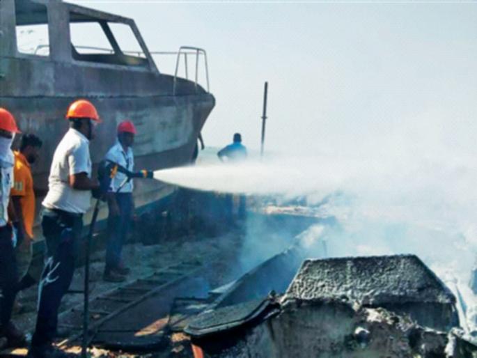 Suddenly there was a fire, two boats were engulfed in flames in alibaug | अचानक उडाला भडका, अलिबागमध्ये दोन बोटी आगीत भस्मसात Suddenly there was a fire, two boats were engulfed in flames in alibaug | अचानक उडाला भडका, अलिबागमध्ये दोन बोटी आगीत भस्मसात