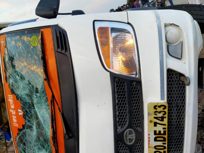 Four were crushed by a vehicle on their way to a morning walk, killing 3 and injuring 1 | मॉर्निंग वॉकला जाणाऱ्या चौघांना वाहनाने चिरडले, 3 ठार 1 जखमी Four were crushed by a vehicle on their way to a morning walk, killing 3 and injuring 1 | मॉर्निंग वॉकला जाणाऱ्या चौघांना वाहनाने चिरडले, 3 ठार 1 जखमी