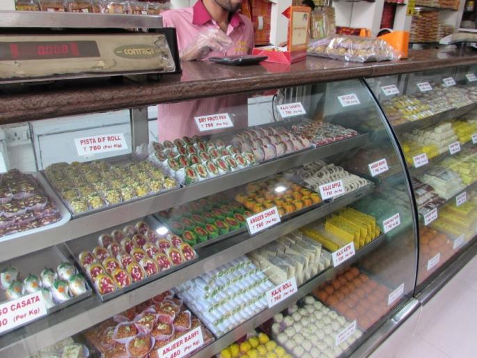 Food stock worth 2.20 lakh seized, food and adulteration department action | २.२० लाख किंमतीचा खाद्यपदार्थ साठा जप्त, महापालिकेच्या भेसळ विभागाची कारवाई Food stock worth 2.20 lakh seized, food and adulteration department action | २.२० लाख किंमतीचा खाद्यपदार्थ साठा जप्त, महापालिकेच्या भेसळ विभागाची कारवाई