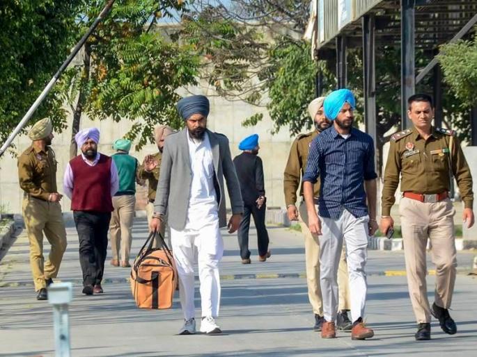 Amritpal Singh's plan foiled, police in plain clothes; Events leading up to the arrest | अमृतपाल सिंगचा डाव असा उधळला, साध्या वेशात पोलीस; अटकेपर्यंतचा घटनाक्रम Amritpal Singh's plan foiled, police in plain clothes; Events leading up to the arrest | अमृतपाल सिंगचा डाव असा उधळला, साध्या वेशात पोलीस; अटकेपर्यंतचा घटनाक्रम