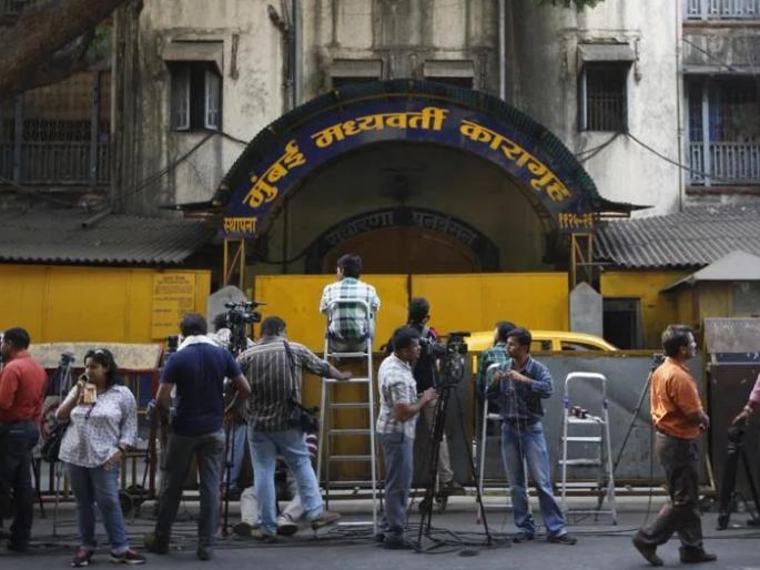 Accused in chemist murder attacked by five inmates in Arthur Road | आर्थर रोडमधील पाच कैद्यांनी केला केमिस्ट हत्येतील आरोपीवर हल्ला Accused in chemist murder attacked by five inmates in Arthur Road | आर्थर रोडमधील पाच कैद्यांनी केला केमिस्ट हत्येतील आरोपीवर हल्ला