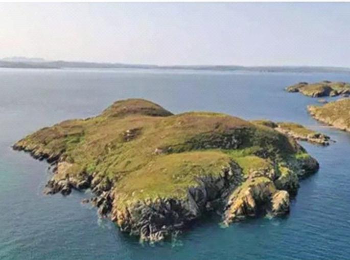 The island is for sale for 50 lakhs ... | ५० लाखांत  बेट विकणे आहे...; अवघे ३०० लोकच राहतात The island is for sale for 50 lakhs ... | ५० लाखांत  बेट विकणे आहे...; अवघे ३०० लोकच राहतात