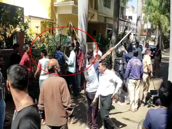 Video: Leopard enters Gaikwad Niwas bungalow in nashik, forest dept catch it | Video: 'गायकवाड निवास' बंगल्यात घुसला बिबट्या, विनविभागाची दमछाक Video: Leopard enters Gaikwad Niwas bungalow in nashik, forest dept catch it | Video: 'गायकवाड निवास' बंगल्यात घुसला बिबट्या, विनविभागाची दमछाक