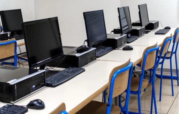 11 computers were stolen by breaking the lock of closed school, complaint of the headmaster | बंद शाळेचे कुलूप तोडून ११ संगणक पळविले, मुख्याध्यापकाची तक्रार 11 computers were stolen by breaking the lock of closed school, complaint of the headmaster | बंद शाळेचे कुलूप तोडून ११ संगणक पळविले, मुख्याध्यापकाची तक्रार