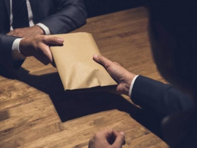 Ulhasnagar Municipal assistant commissioner along with three arrested for taking bribe of 25 thousand | महापालिका सहायक आयुक्तासह तिघांना २५ हजाराची लाच घेताना अटक Ulhasnagar Municipal assistant commissioner along with three arrested for taking bribe of 25 thousand | महापालिका सहायक आयुक्तासह तिघांना २५ हजाराची लाच घेताना अटक