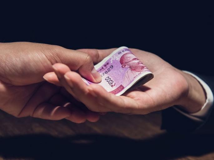 A bribe-taking village servant was caught red-handed, and asked for 10,000 to clear the bill | लाचखोर ग्रामसेवकास रंगेहात पकडले, बिल काढून देण्यासाठी मागितले १० हजार A bribe-taking village servant was caught red-handed, and asked for 10,000 to clear the bill | लाचखोर ग्रामसेवकास रंगेहात पकडले, बिल काढून देण्यासाठी मागितले १० हजार