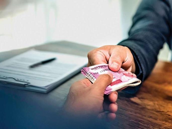 Three customs officers suspended; Extorted money from passenger for bringing iPhone | तीन कस्टम अधिकारी निलंबित; विदेशातून आयफोन आणला म्हणून उकळले पैसे Three customs officers suspended; Extorted money from passenger for bringing iPhone | तीन कस्टम अधिकारी निलंबित; विदेशातून आयफोन आणला म्हणून उकळले पैसे