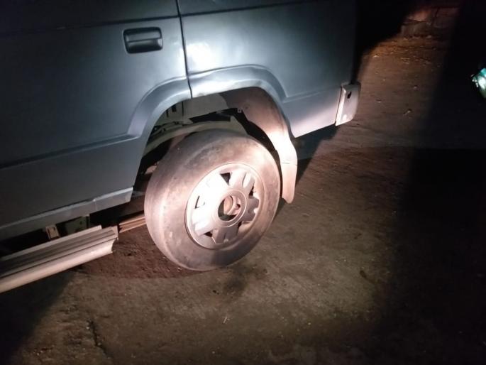 Attempt to set fire to tehsildar's vehicle in Buldana, police rushed | बुलडाण्यात तहसिलदारांची गाडी जाळण्याचा प्रयत्न,पोलिसांनी घेतली धाव Attempt to set fire to tehsildar's vehicle in Buldana, police rushed | बुलडाण्यात तहसिलदारांची गाडी जाळण्याचा प्रयत्न,पोलिसांनी घेतली धाव