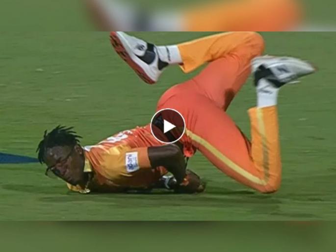 Viral video Dominic drakes severely injured while taking catch on ground later on taken to hospital after broken hand in ILT20 match watch | Video: कॅच पकडायला गेला अन् घात झाला... LIVE मॅचमध्ये हात तुटला, खेळाडू हॉस्पिटलमध्ये!