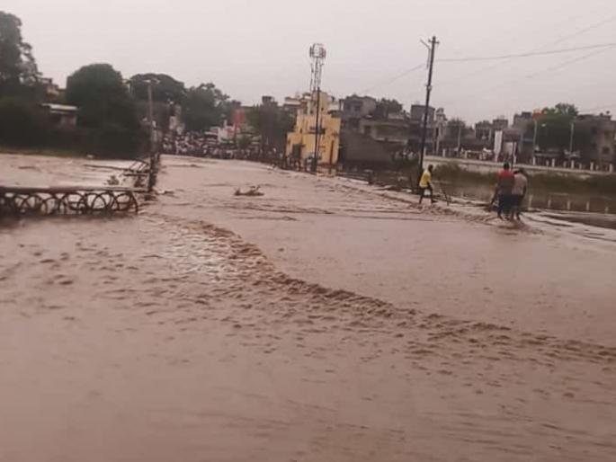 Rivers in Chalisgaon flooded due to return rains, a reminder of last year's cloudburst | परतीच्या पावसामुळे चाळीसगावातील नद्यांना पूर, गतवर्षीच्या ढगफुटीची आठवण Rivers in Chalisgaon flooded due to return rains, a reminder of last year's cloudburst | परतीच्या पावसामुळे चाळीसगावातील नद्यांना पूर, गतवर्षीच्या ढगफुटीची आठवण