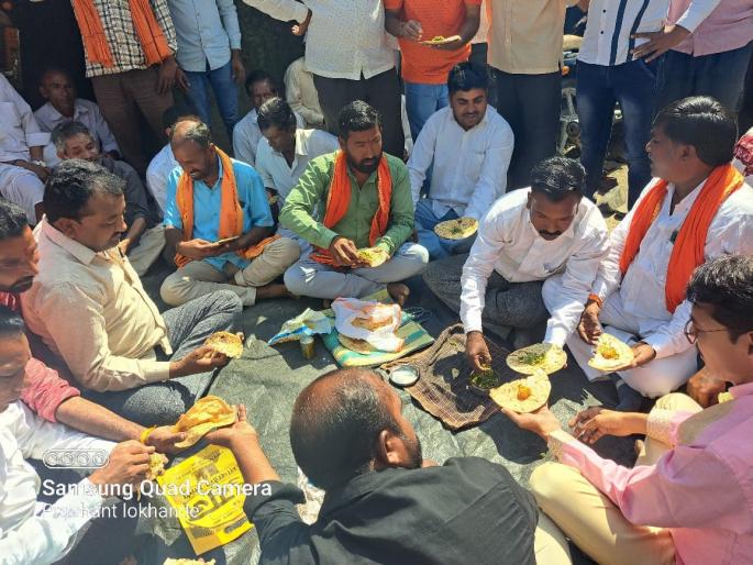 Mungla Mandal excluded from heavy rains; Protest by farmers after eating chutney bread | अतिवृष्टीतून मुंगळा मंडळ वगळले; चटणी भाकर खाऊन शेतकऱ्यांकडून निषेध Mungla Mandal excluded from heavy rains; Protest by farmers after eating chutney bread | अतिवृष्टीतून मुंगळा मंडळ वगळले; चटणी भाकर खाऊन शेतकऱ्यांकडून निषेध