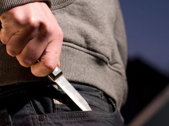 A case has been registered against three people who stabbed a young man with a chopper, and the search is on | मित्राच्या वाढदिवसानंतर घरी निघालेल्या तरुणावर चॉपरने वार; तिघांवर गुन्हा दाखल A case has been registered against three people who stabbed a young man with a chopper, and the search is on | मित्राच्या वाढदिवसानंतर घरी निघालेल्या तरुणावर चॉपरने वार; तिघांवर गुन्हा दाखल