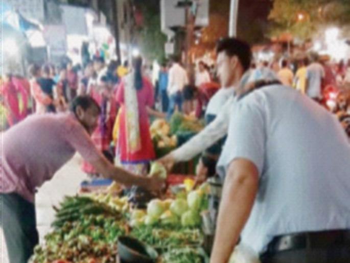The hawkers did not even fall into the hands of the announcement market | घोषणांच्या बाजारात फेरीवाल्यांच्या हाती दमडीही पडली नाही The hawkers did not even fall into the hands of the announcement market | घोषणांच्या बाजारात फेरीवाल्यांच्या हाती दमडीही पडली नाही