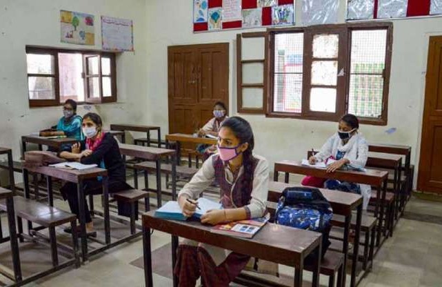 Corona led to an increase in the number of out-of-school students in the state | कोरोनामुळे राज्यातील शाळाबाह्य विद्यार्थ्यांच्या संख्येत झाली वाढ