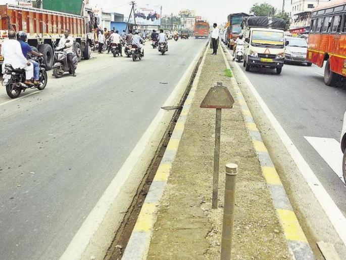 A tempo hit by a two-wheeler that missed the police's attention, a youth was killed | पोलिसांची नजर चुकवून जाणाऱ्या दुचाकीला टेम्पोची धडक, तरूण ठार A tempo hit by a two-wheeler that missed the police's attention, a youth was killed | पोलिसांची नजर चुकवून जाणाऱ्या दुचाकीला टेम्पोची धडक, तरूण ठार