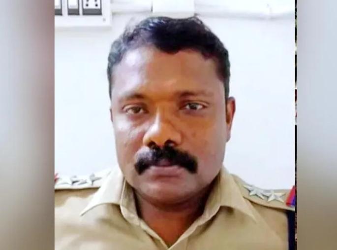 Police : PSI stolen mobile during investigation of railway accident death passenger in kerala | Police : PSI नेच चोरला मृत व्यक्तीचा मोबाईल, थेट निलंबनाची कारवाई Police : PSI stolen mobile during investigation of railway accident death passenger in kerala | Police : PSI नेच चोरला मृत व्यक्तीचा मोबाईल, थेट निलंबनाची कारवाई
