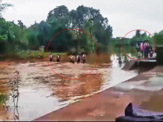 For education one has to cross the river with life in hand in talasari | शिक्षणासाठी जीव मुठीत घेऊन ओलांडावी लागते नदी For education one has to cross the river with life in hand in talasari | शिक्षणासाठी जीव मुठीत घेऊन ओलांडावी लागते नदी