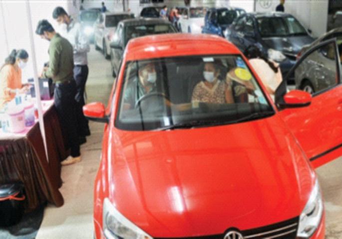 The first 'Drive in Vaccination Center' in Mumbai started in Dadar | मुंबईतील पहिले ‘ड्राइव्ह इन लसीकरण केंद्र’ दादरमध्ये सुरू The first 'Drive in Vaccination Center' in Mumbai started in Dadar | मुंबईतील पहिले ‘ड्राइव्ह इन लसीकरण केंद्र’ दादरमध्ये सुरू