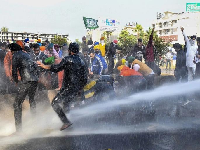 The protesters blocked the farmers on the Haryana border | आंदोलक शेतकऱ्यांना हरयाणा सीमेवर अडवले The protesters blocked the farmers on the Haryana border | आंदोलक शेतकऱ्यांना हरयाणा सीमेवर अडवले