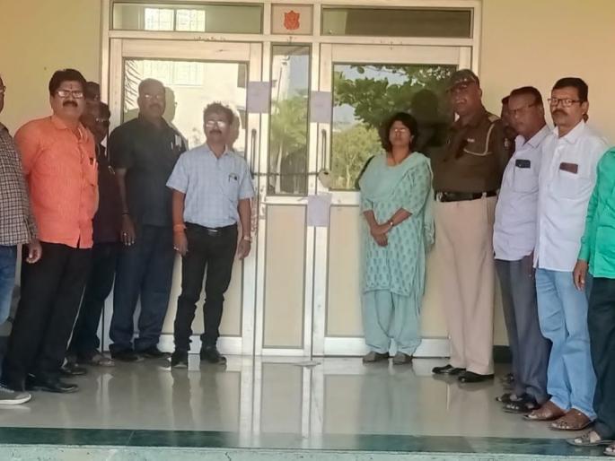Action against property arrears in Solapur; Building seal of Sinhgad, Bigsi and Basaveshwar | मालमत्ता थकबाकीदारांवर कारवाई; ‘सिंहगड कालेजसह 2 संस्थांच्या इमारती सील Action against property arrears in Solapur; Building seal of Sinhgad, Bigsi and Basaveshwar | मालमत्ता थकबाकीदारांवर कारवाई; ‘सिंहगड कालेजसह 2 संस्थांच्या इमारती सील