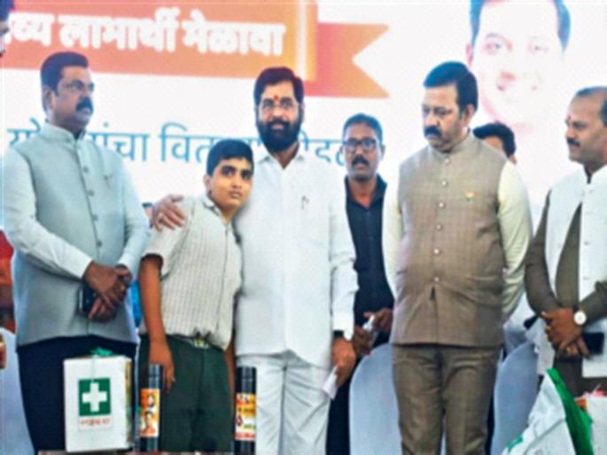 "You pay attention to your studies, don't take tension", Says ekanth Shinde | ‘तू अभ्यासाकडे लक्ष दे, टेन्शन घेऊ नकोस’, मुख्यमंत्र्यांचा त्या मुलाला सल्ला "You pay attention to your studies, don't take tension", Says ekanth Shinde | ‘तू अभ्यासाकडे लक्ष दे, टेन्शन घेऊ नकोस’, मुख्यमंत्र्यांचा त्या मुलाला सल्ला